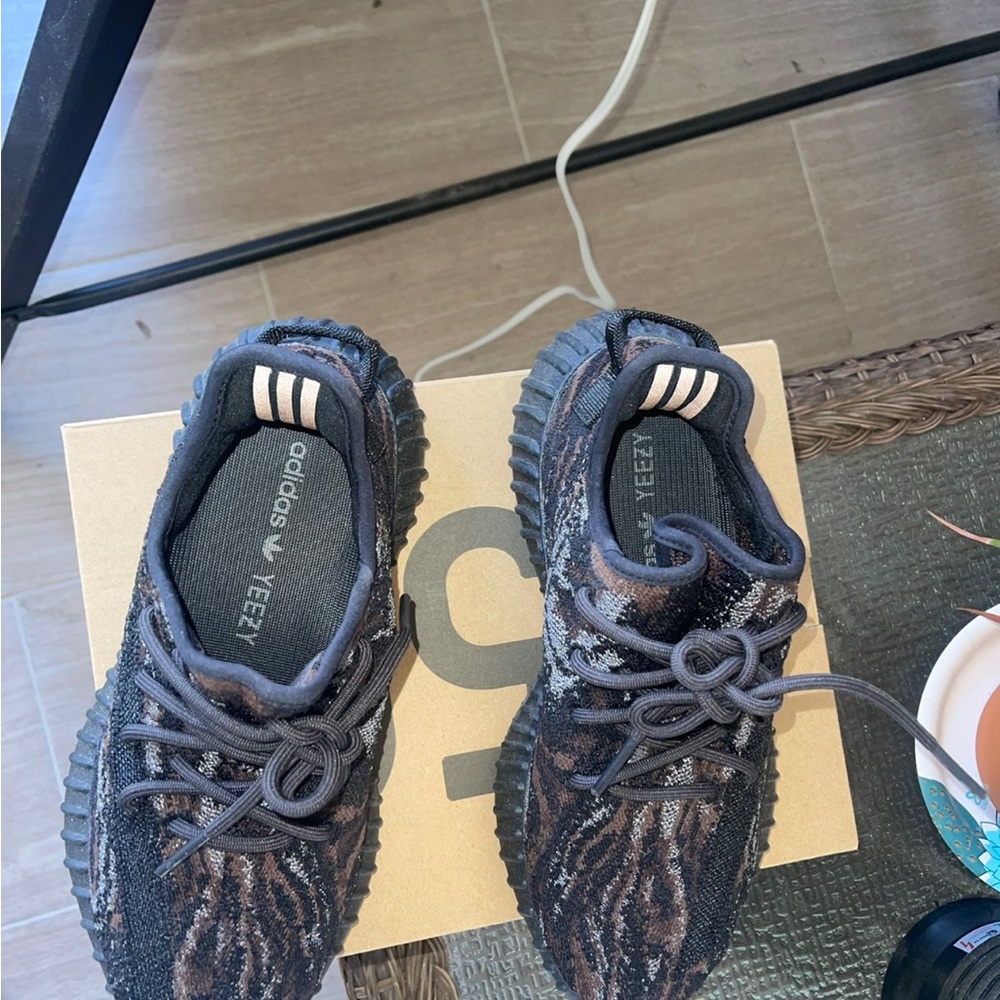 Yeezy size 6 authentic, comes with box and receipt from Adidas store. NWT